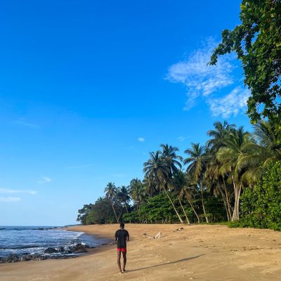 Évadez-vous à Kribi, une destination où le soleil brille toute l'année.